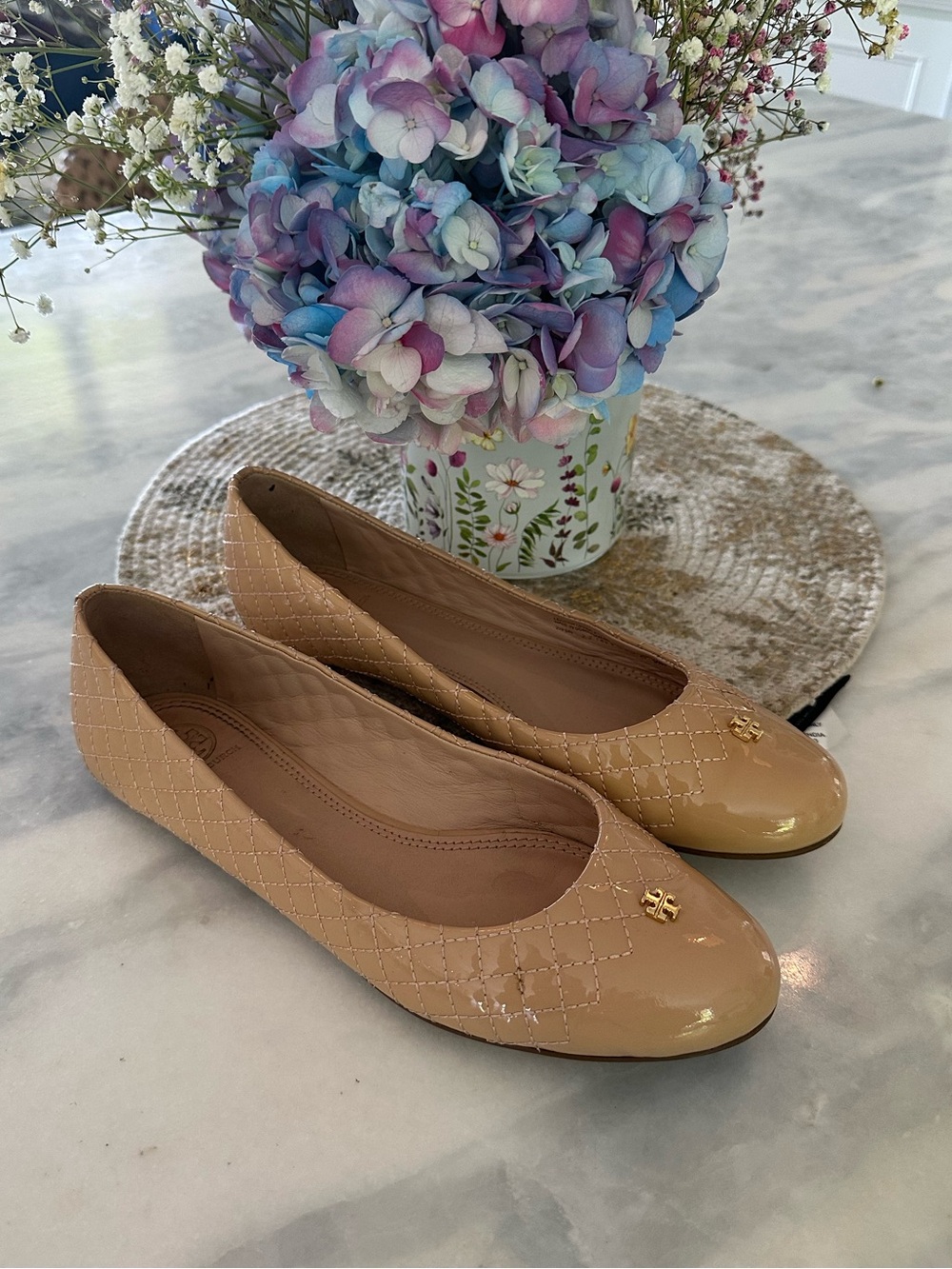Tory Burch Kent Quilted Ballet Flats in a Glossy Nude/Beige Patent Leather 9 M